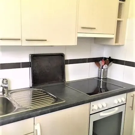 Charming Metro Stop Delice Apartment