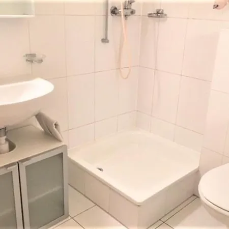 Charming Metro Stop Delice *