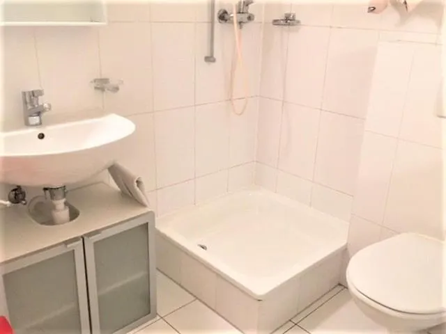 Charming Metro Stop Delice *